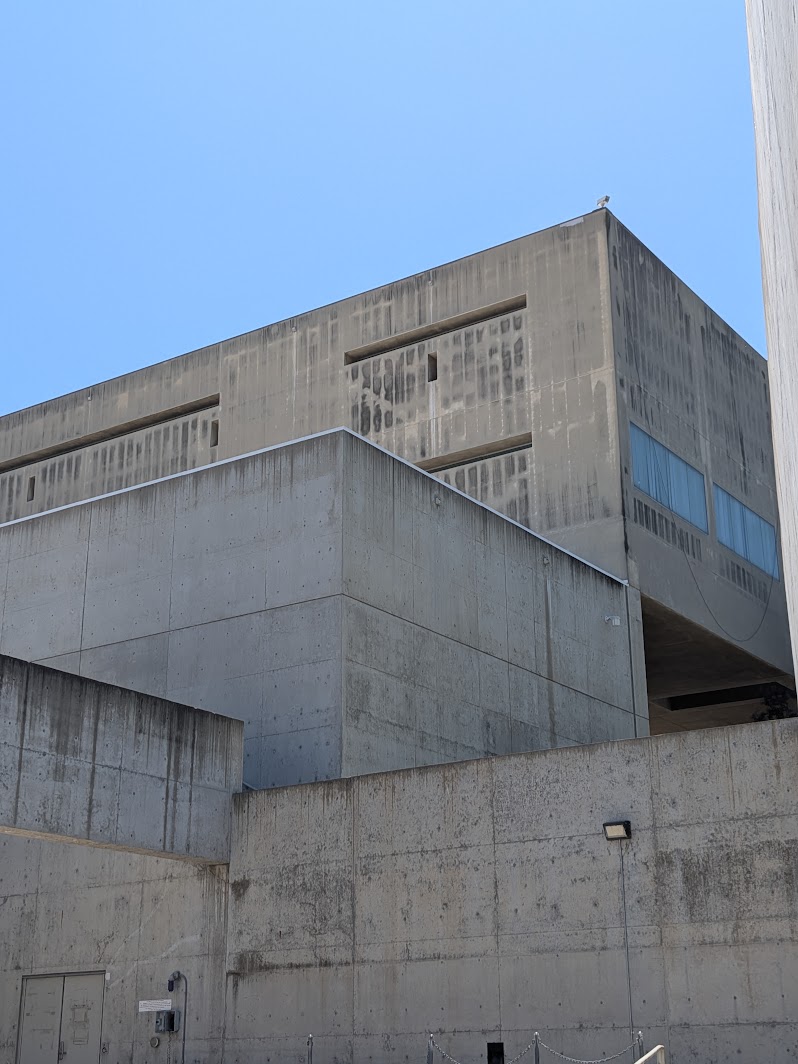 Exterior of Cal Poly Pomona Building 98, home to the classroom technology team